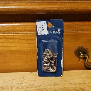 Realeather(R) Crafts Post And Screws 1/4"-Nickel